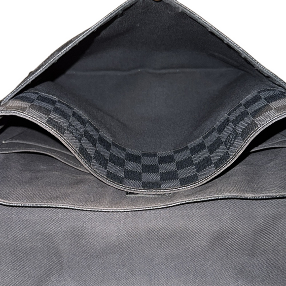 LOUIS VUITTON Damier Graphite MM Messenger Bag - Picture 10 of 13